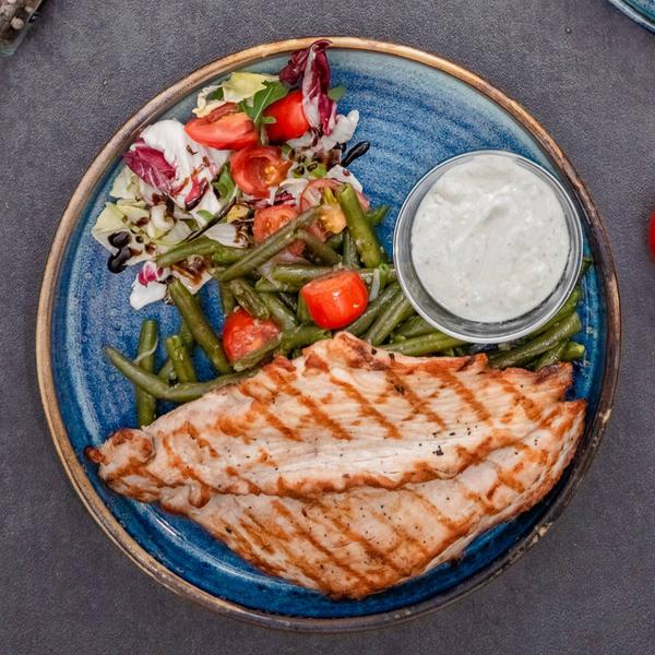 Piept de curcan cu sos gorgonzola și sote de fasole verde